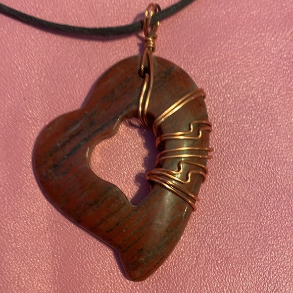 Heart shaped rock necklace with beautiful wire detailing - Picture 2 of 4